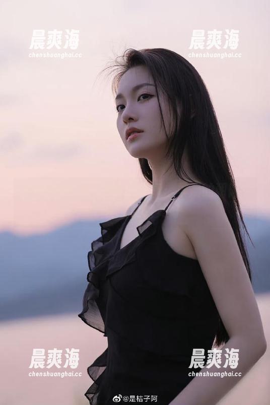 九一吃瓜分享：早晨的朝阳和一袋瓜果的美好