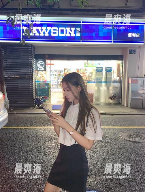 天天吃瓜网发布“外卖小哥的休息时刻”，怎么也藏不住那股帅气！