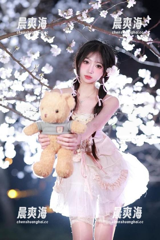 在黑料网站翻找美女资源，脑子里还想的是为啥不多点视频嘛？